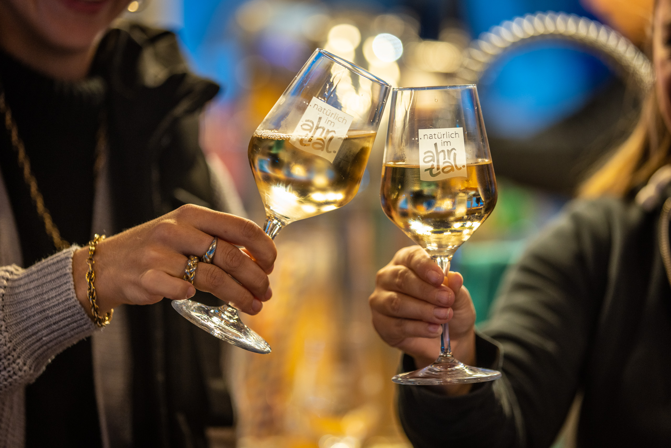 Anstoßen mit Ahrwein